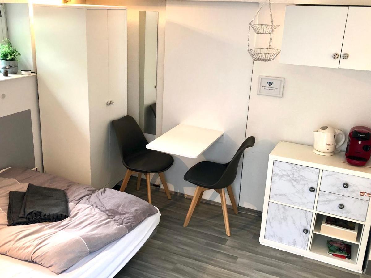 Modernes Zimmer Mit Kuechenzeile Und Bad Denkte エクステリア 写真