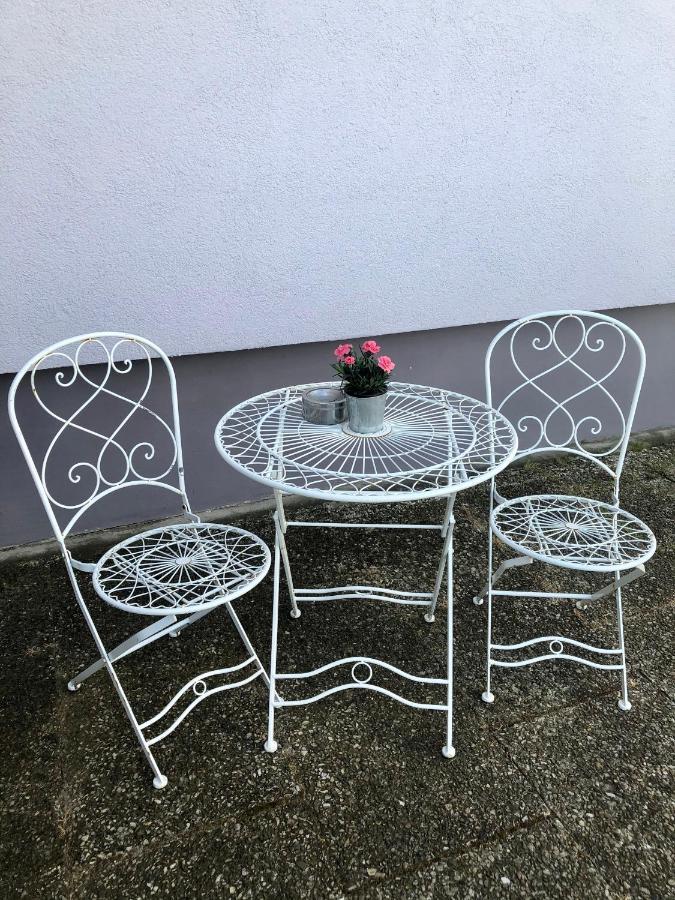 Modernes Zimmer Mit Kuechenzeile Und Bad Denkte エクステリア 写真